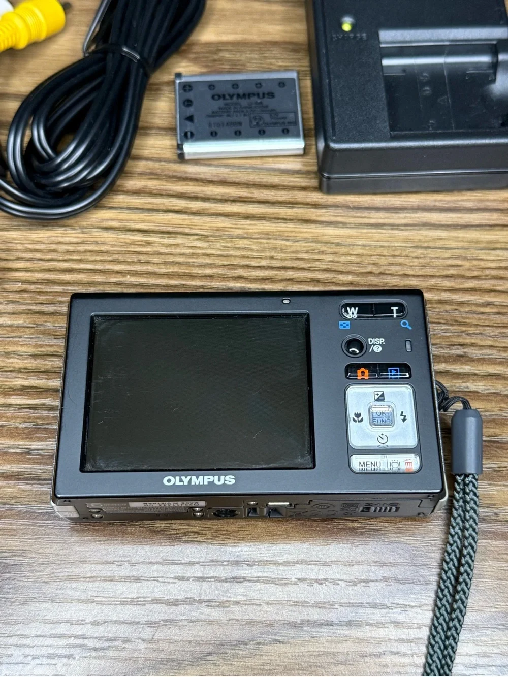 Olympus FE-5010 12mp 5x Zoom Digital Camera Orig Battery/Charger/Cords—Black